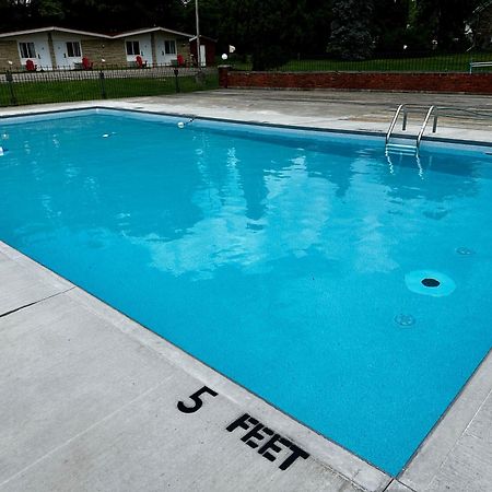 Hotel Ramada By Wyndham 1000 Islands Gananoque Exterior foto