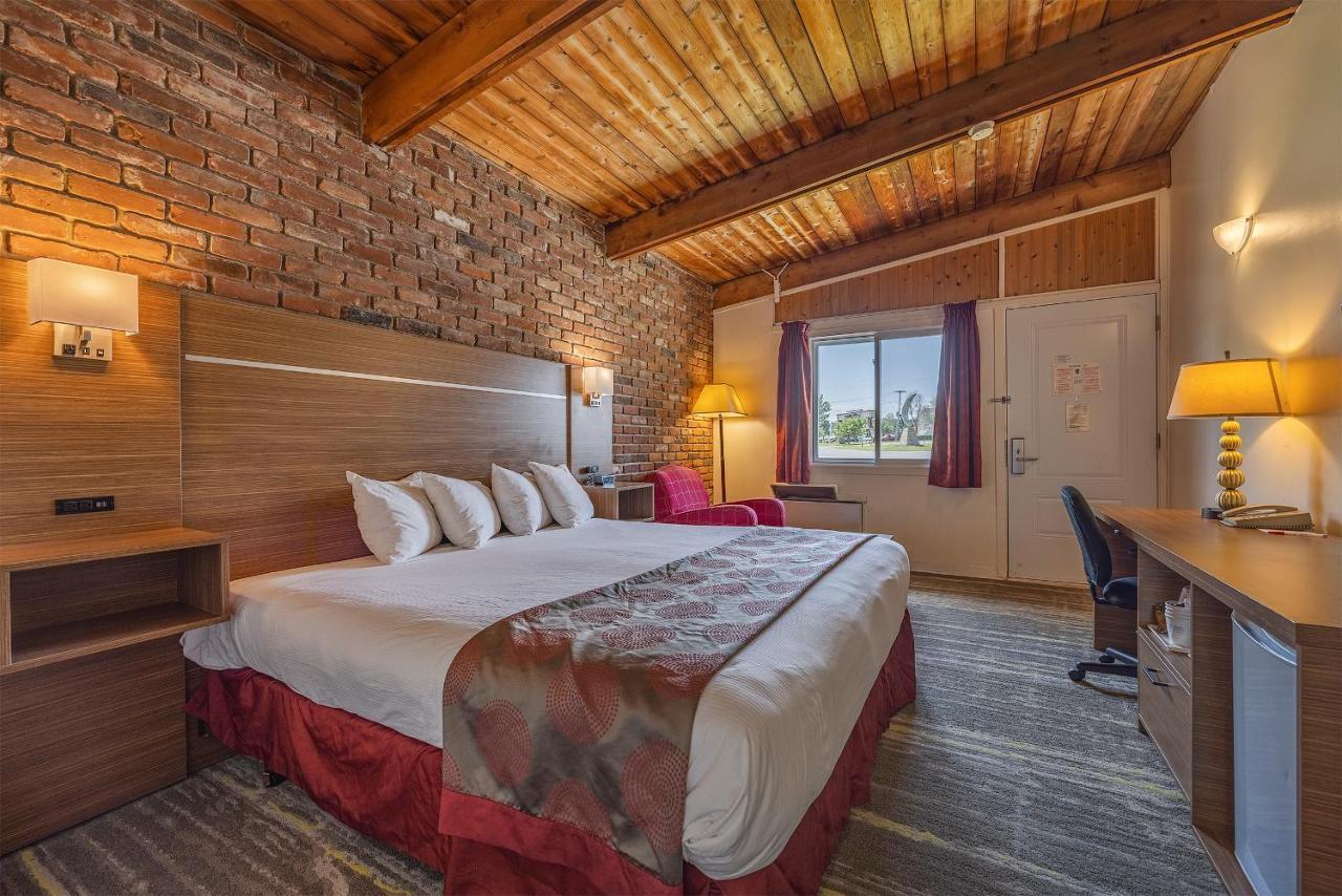 Hotel Ramada By Wyndham 1000 Islands Gananoque Exterior foto