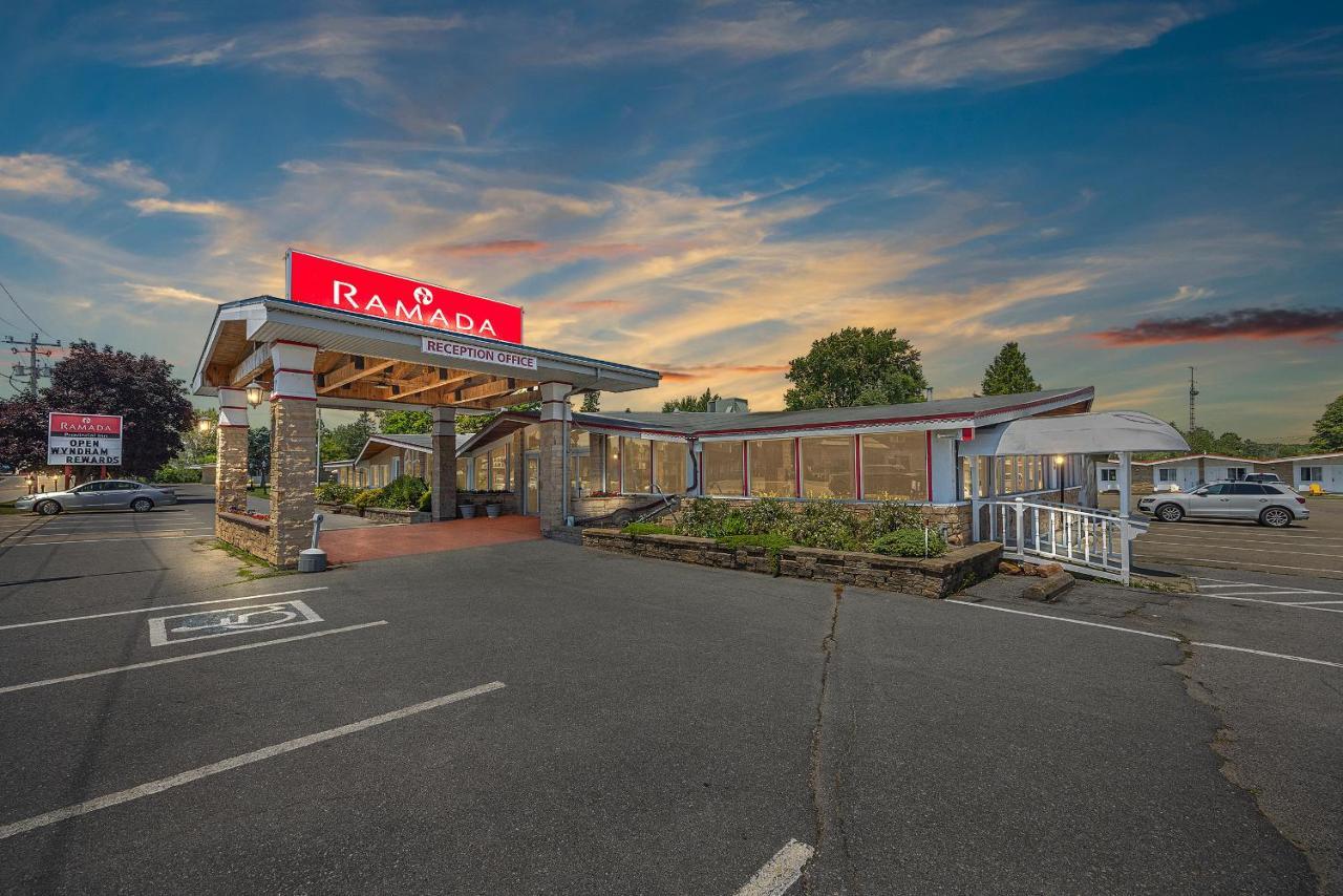 Hotel Ramada By Wyndham 1000 Islands Gananoque Exterior foto