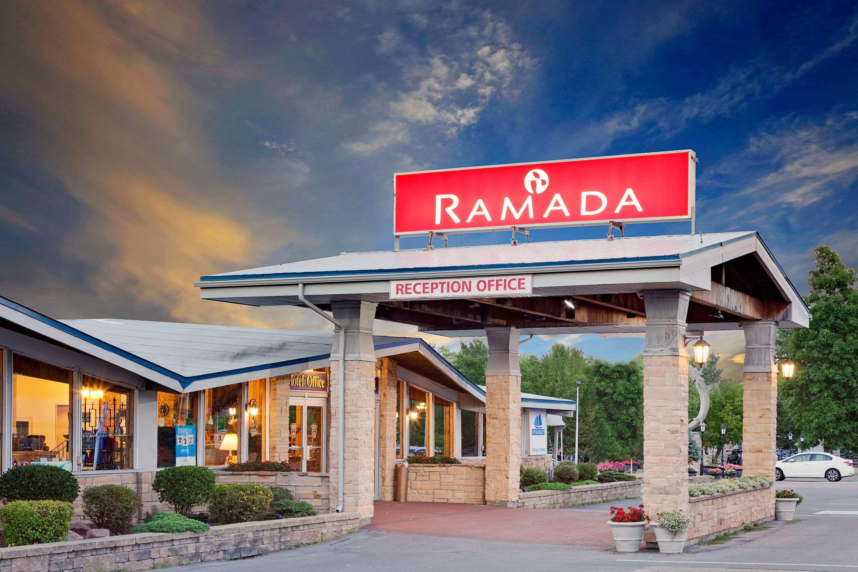 Hotel Ramada By Wyndham 1000 Islands Gananoque Exterior foto