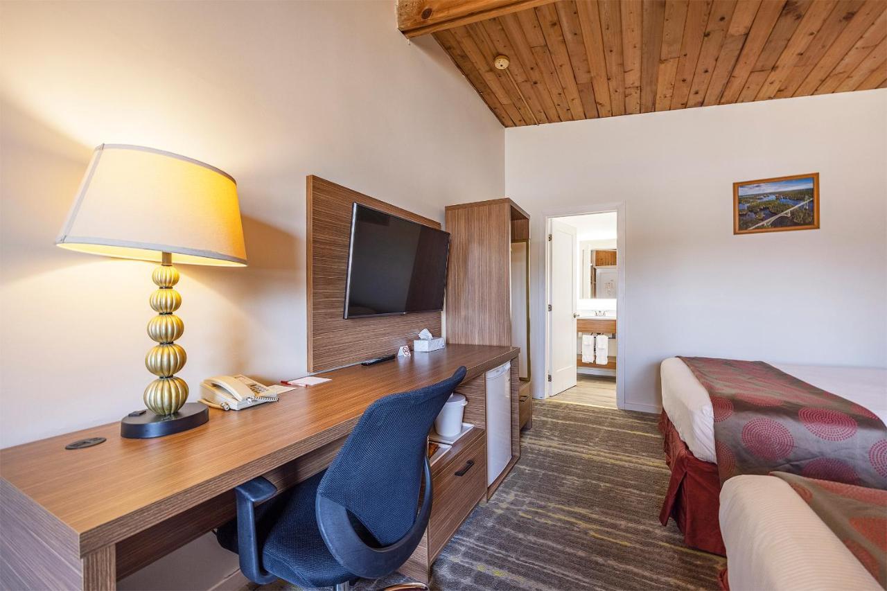Hotel Ramada By Wyndham 1000 Islands Gananoque Exterior foto