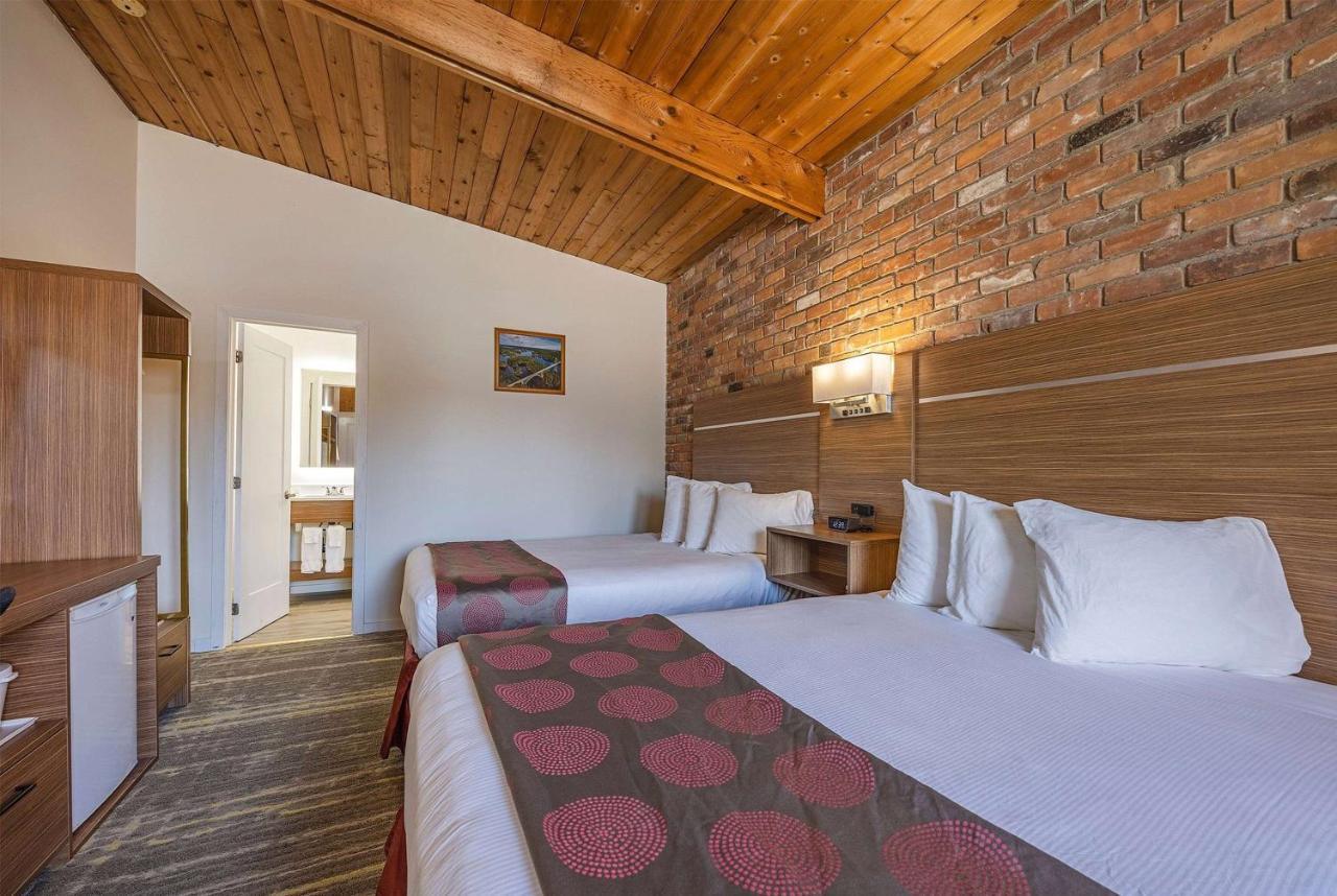 Hotel Ramada By Wyndham 1000 Islands Gananoque Exterior foto