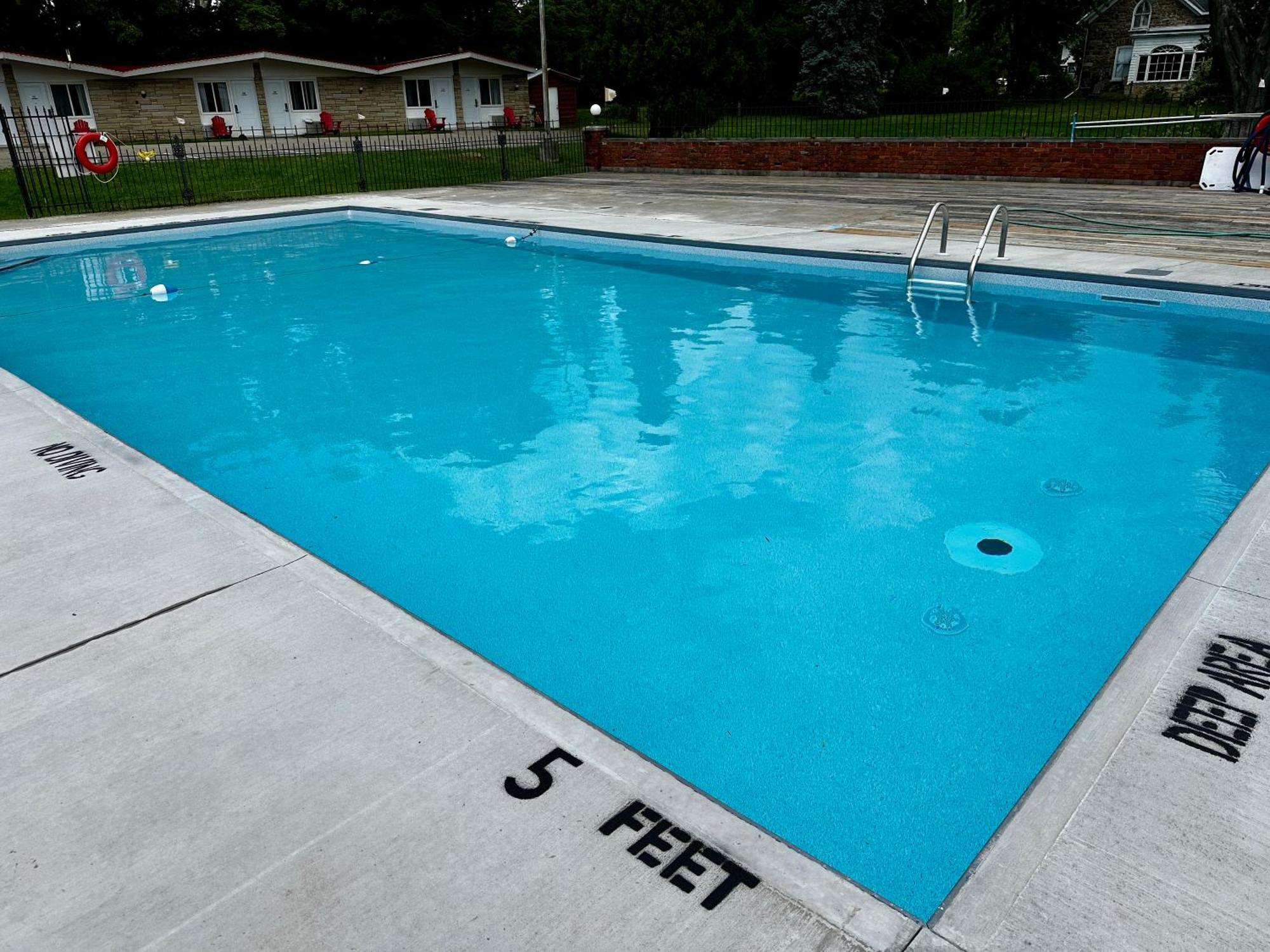 Hotel Ramada By Wyndham 1000 Islands Gananoque Exterior foto